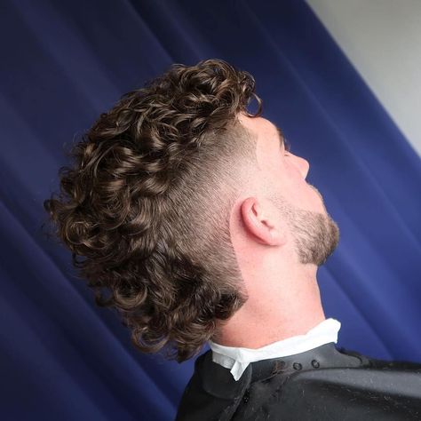 cutsbywatts curly hairstyle for men mohawk fade #MohawkHairstylesforMen Modern Mullet Haircut, Curly Mohawk Hairstyles, Mohawk For Men, Mullet Fade, Mohawk Hairstyles Men, Curly Mohawk, Men Haircut Curly Hair, Mullet Haircut, Mohawk Hairstyles