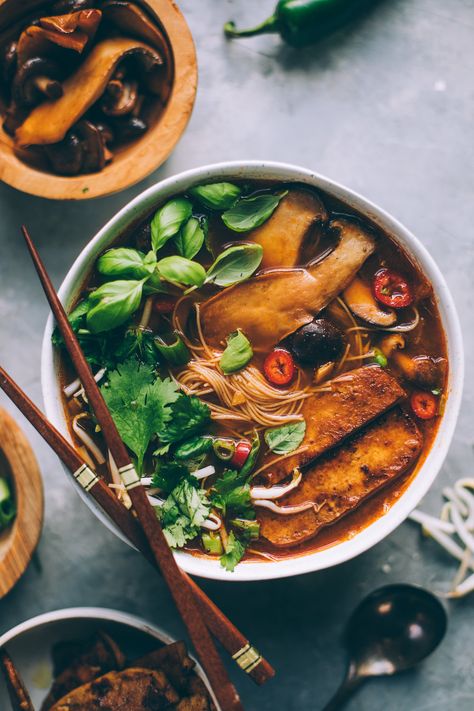 Vegetarian Pho, Vegan Pho, Pho Recipe, Calorie Calculator, Vegan Soups, Vegan Meal, Dinner Options, Vegan Pumpkin, Vegan Soup