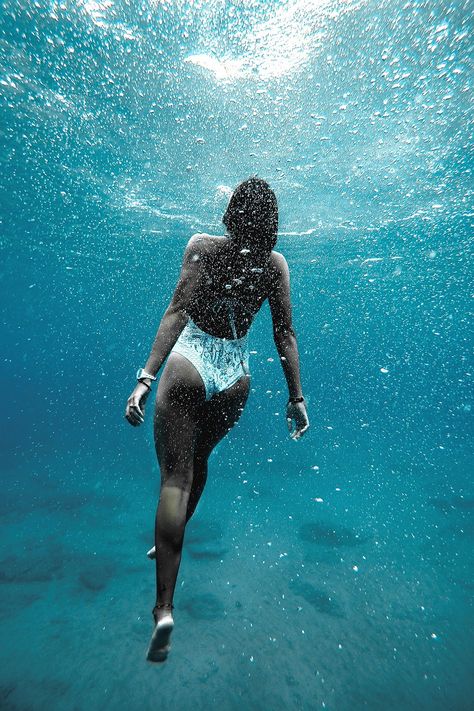 Woman Swimming, Swimming Pictures, Ethical Swimwear, Fauna Marina, Underwater Pictures, Under The Water, Art Advice, Underwater Photos, Under Water