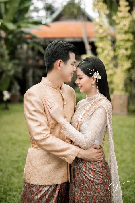 Pose Prewedding, Burmese Dress, Pageant Costumes, Style Pic, Wedding Dress Sketches, Thai Costume, Burmese Clothing, Wedding Portrait Poses, Wedding Pose