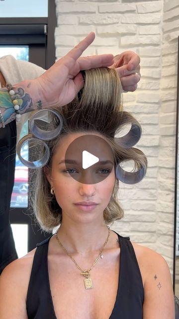 Roller Blowout Short Hair, Short Hair With Rollers Hairstyles, Blow Dry For Short Hair, Jumbo Hair Rollers, Hair Roller Patterns Short Hair, Hot Rollers Short Hair Tutorial, How To Curl Short Hair With Rollers, Blowout Volume Hair, Short Hair Volume Hacks