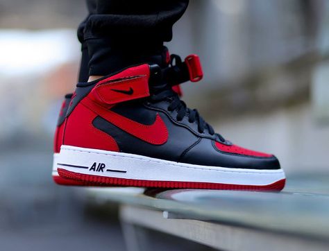 Nike Air Force 1 Mid Black Red 'Bred' (rouge et noir) (2) Jordan 21, Sweatshirts Nike, Nike Trainer, Nike Kicks, Nike Air Force 1 Mid, Air Force 1 Mid, Sneaker Magazine, Shoes Sneakers Jordans, Nike Shoes Jordans