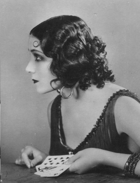 1920s Hair, Look Retro, Foto Art, Vintage Portraits, Vintage Glamour, Vintage Hollywood, Classic Beauty, Hollywood Glamour, Vintage Photographs