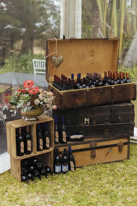 Wooden Crates Wedding, Bar Deco, Vintage Suitcases, Rustic Wedding Favors, Wedding Drink, Wedding Rustic, Wine Wedding, Wedding Forward, Funky Junk