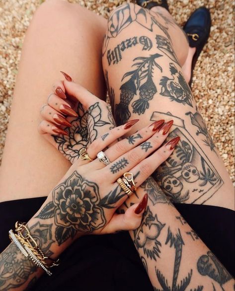 Optical Illusion Tattoos, Illusion Tattoos, Sun Fashion, Traditional Tattoo Designs, Witchy Nails, Designs For Short Nails, Trends Nails, Tattooed Woman, Edgy Nails