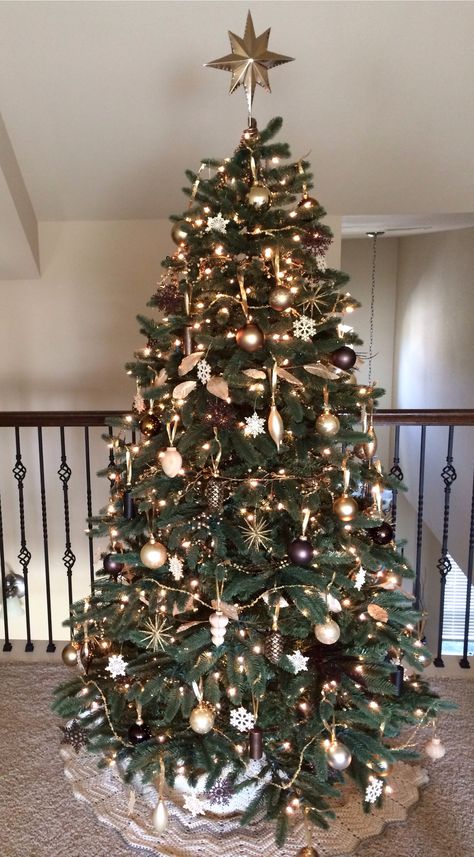 Gold, bronze, brown, cream, silver, metallic christmas / holiday tree Christmas Tree Inspiration Red And Gold, Metallic Christmas, Christmas Tree Decorations Diy, Silver Christmas Tree, Red Christmas Tree, Christmas Tree Inspiration, Gold Christmas Tree, Christmas Tree With Gifts, Silver Christmas