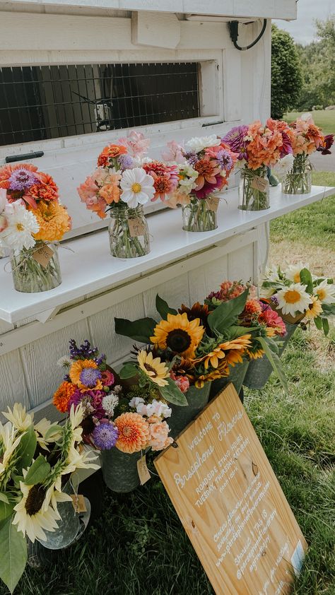 Flowers To Sell At Farmers Market, Flower Farmer Aesthetic, Flower Stand Photo Shoot, Flower Stand Farmers Market, Flower Farm Photography, Farm Fresh Flowers, Farm Flower Bouquet, Wild Flower Farm, Road Side Flower Stand