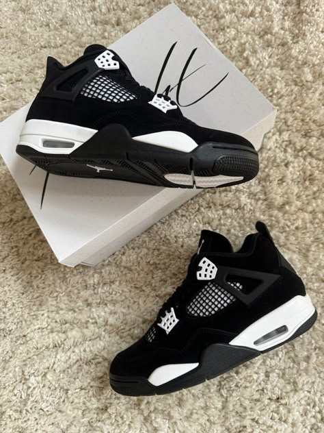 Jordan 4s White Thunder, New Jordans Shoes 2024, White Thunder Jordan 4, White Thunder Jordan 4 Outfit, Jordan 4 White Thunder, J4 Shoes, Jordan Black And White, Air Jordan 4 Thunder, Shoes Air Jordans