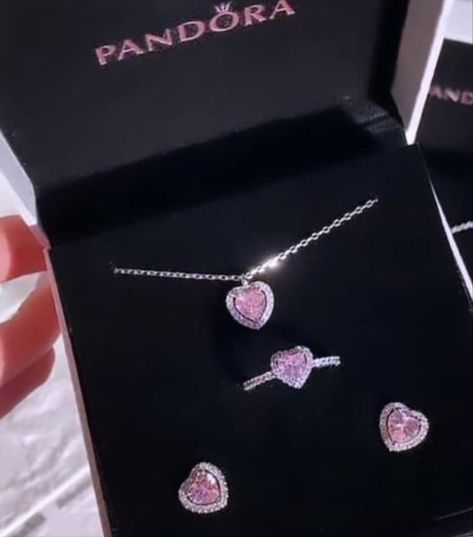 Swarovski Heart Earrings, Stylish Jewelry Accessories, Eyeglass Jewelry, Pandora Bracelet Charms Ideas, Cute Promise Rings, Girly Bracelets, Pandora Bracelet Designs, Pandora Jewelry Charms, Pretty Jewelry Necklaces