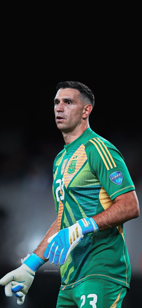 Emiliano Dibu Martinez Wallpaper - https://twitter.com/j4vibenitez/status/1805812284326883455?s=19 Emiliano Martinez Wallpaper, Argentina Football Players, Emi Martinez, Martinez Wallpaper, Argentina Football Team, Emilio Martinez, Mens Haircuts Short Hair, Photo Naruto, Lionel Messi Barcelona