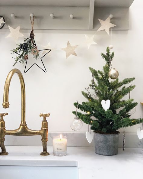 Christmas // Decorating with The White Company* - Roses and Rolltops Scandi Christmas Decorations, Valentinstag Party, Christmas House Lights, House Outdoor, Scandi Christmas, Christmas Tablescape, Front Yards, Christmas Interiors, Christmas Décor