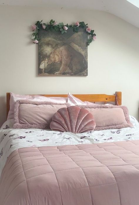 Aphrodite, bedroom, witch bedroom, aesthetic decor, aesthetic bedroom, pink aesthetic, seashell bedroom, pink bedding, pink bedroom, blush pink, bedroom ideas, bedroom inspo, goddess of love, aphrodite bedroom Aphrodite Bedroom, Aphrodite Room, Witch Bedroom Aesthetic, Seashell Bedroom, Bedroom Blush Pink, Blush Pink Bedroom Ideas, Bedroom Pink Aesthetic, Aphrodite Core, Shell Bedroom