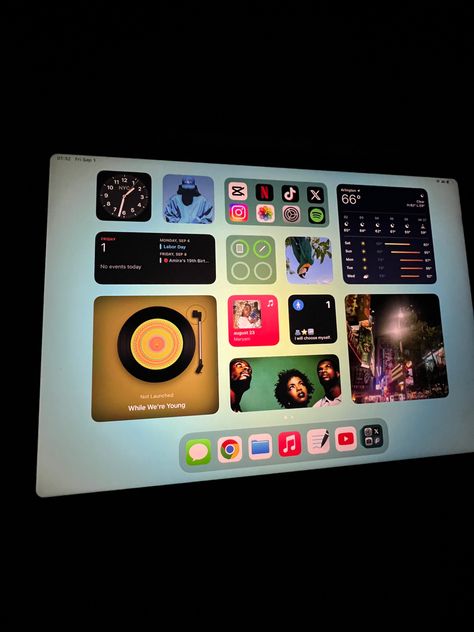 Ipad Widgets Aesthetic Ideas, Decorating Ipad Homescreen, Ipad Homescreen Inspiration, Ipad Wallpaper Organization, Aesthetic Ipad Wallpaper Layout, Ipad Set Up Ideas Homescreen School, Ipad Homescreen Widget Ideas, Ipad Air Home Screen Layout, Homescreen Ideas For Ipad