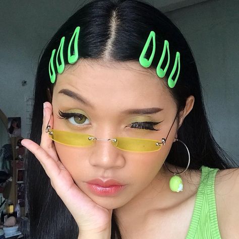 Mica Montes🇵🇭 on Instagram: “💚🦖buttercup vibin’🦖💚” Hair Clips Aesthetic, Make Up Diy, Hair Clips 90s, Festival Make Up, Y2k Makeup, Beauty Make-up, Clip Hairstyles, 90s Hairstyles, Beauty Makeup Tips