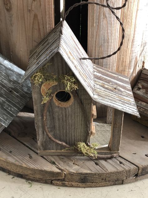 Birdhouses Rustic, Bird House Feeder, Urban Nature, Enjoy It, Old Barns, Woodworking Projects Diy, Recycled Wood, Recycled Materials, Bird Houses