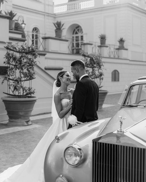 Wedding Photos Car, Church Wedding Photos, Wedding Layouts, Vintage Engagement Photos, Wedding Fotos, Fall Wedding Photography, Vintage Car Wedding, Violet Wedding, Wedding Portrait Poses