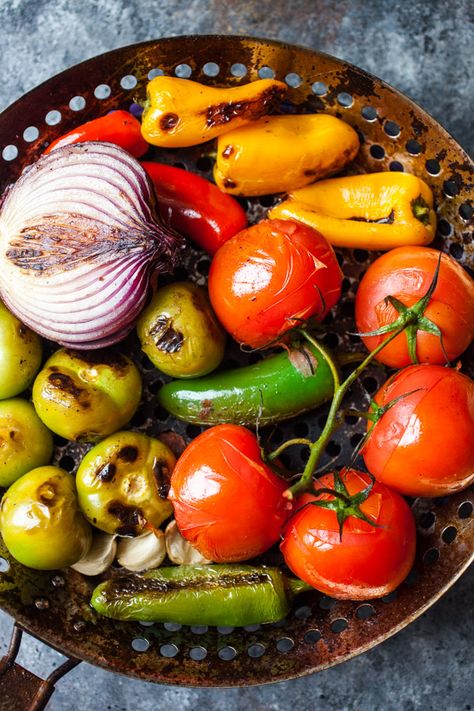 Easy grilled salsa charred veggies! Salsa With Fresh Tomatoes, Grilled Salsa, Washing Veggies, Best Salsa, Mexican Salsa Recipes, Mexican Salsa, Fresh Tomato Salsa, Sweet Peppers, Delicious Lunch