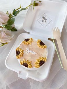 Sunflower Bento Cake, Sunflower Theme Cake, Birthday Cake Decorating Ideas, Sunflower Theme, Mini Cakes Birthday, Birthday Projects, Cake Decorating Ideas, Bento Cake, Simple Birthday