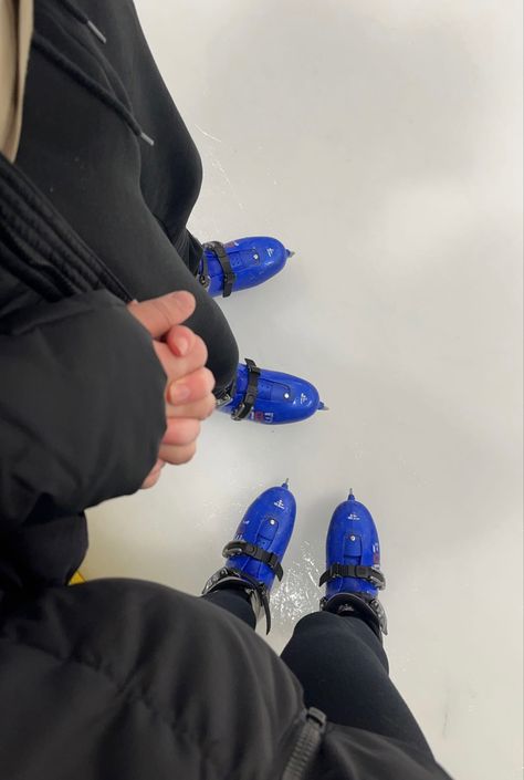 Ice Skating Pics With Boyfriend, Fake Dates And Ice Skates, Cute Couple Ice Skating, Skating Pics, I’ve Skating Date, Winter With Boyfriend, Ice Skating Boyfriend, Skating Couple, Couple Ice Skating Aesthetic