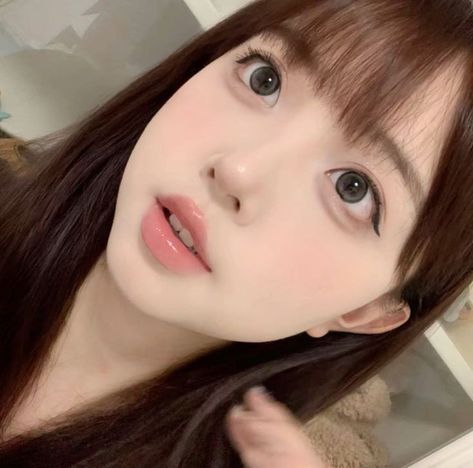 Round Eyes Aesthetic, Makeup For Round Eyes, Big Round Eyes, Korean Fashion Kpop Inspired Outfits, Round Face Makeup, Makeup Artist Tips, Round Eyes, Cute Makeup Looks, Soft Makeup