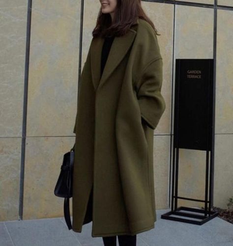 Womens Fall Coats, Fall Fashion Coats, Academia Outfits, Outfit Look, Coat Outfits, Womens Fashion Trends, Cute Casual Outfits, Classy Outfits, Army Green