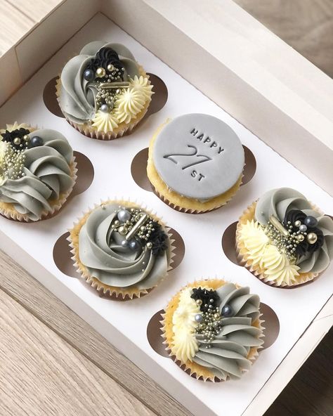 Grey Cupcakes Ideas, Cupcake Piping, Cake Piping, Buttercream Cupcakes, Diy Cupcakes, Cupcake Cake Designs, Sweet Box, Wedding Cakes With Cupcakes, Cute Cupcakes