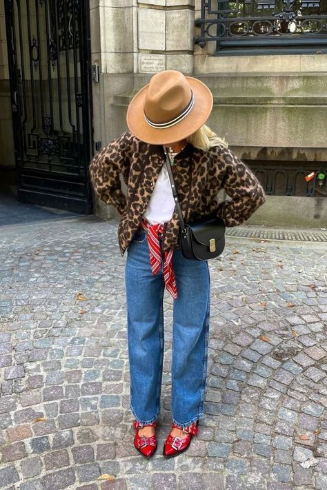 Leopard Print Outfits, Leopard Jacket, Leopard Print Jacket, Casual Dress Shoes, Power Dressing, Mode Vintage, Mode Inspiration, Red Shoes, Winter Looks