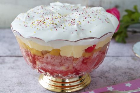 So delicious! Trifle With Jelly, Summer Trifle Recipes, Summer Trifle, English Trifle, Fruit Trifle, Homemade Custard, Trifle Desserts, Trifle Recipe, Dessert Dips