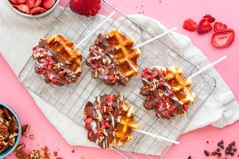 Waffle Pops Toppings, Belgian Waffle Topping Ideas, Waffle Pops Ideas, Waffle Pops Recipe, Waffle Popsicle, Fancy Waffles, Waffle Bar Ideas, Waffles Belgian, Waffle Sandwich Breakfast