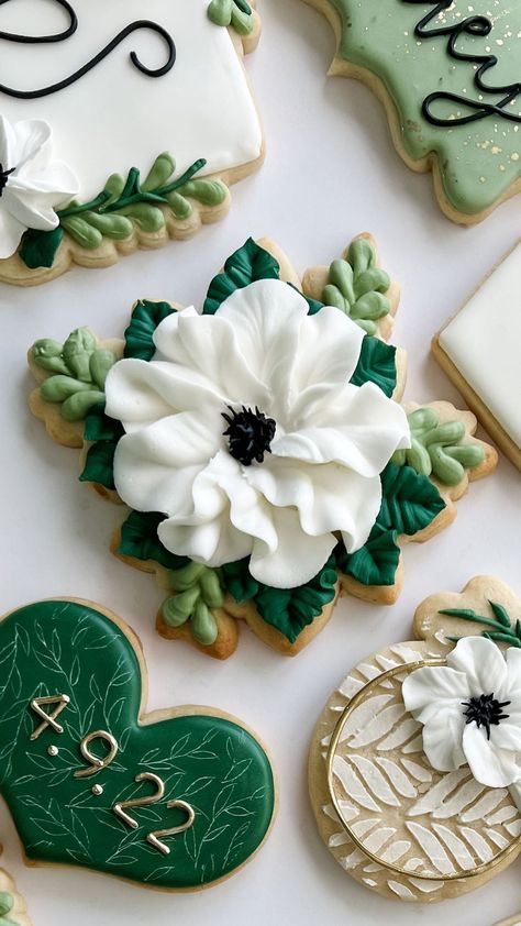 Emerald Green Wedding Cookies, Green Wedding Cookies, Isle Wedding, Green Fall Weddings, Floral Cookies, Emerald Anniversary, Anniversary Cookies, Cookies Wedding, Royal Icing Sugar