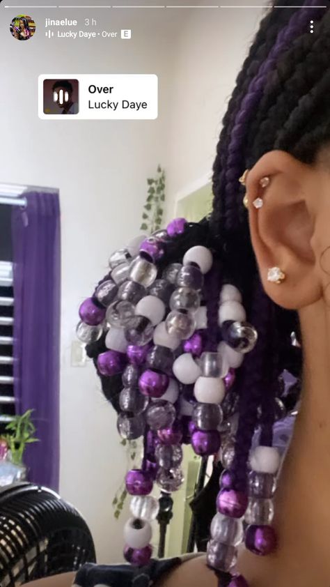 Purple Beads Braids, Purple Braids Aesthetic, Colorful Box Braids With Beads, Natural Hair Box Braids With Beads, Black And Purple Braids With Curls, Bead Combos For Hair, Purple Box Braids With Beads, Short Braids With Beads With Color, Purple Peekaboo Braids With Beads