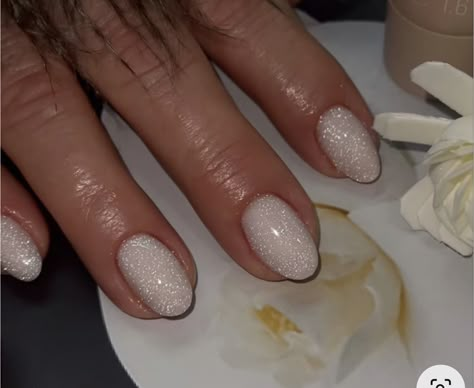 Milky Nails Sparkle, Sparkly Cream Nails, New Years Nails Solid Color, White Glittery Christmas Nails, Sparkly White Christmas Nails, Sparkly Biab Nails, Nails Inspiration Sparkle, Winter Biab Nail Ideas, Sparkly White Nails Short