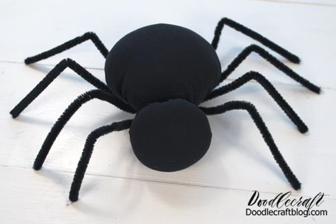 Hand Sewn Spider Halloween Decoration with Poly-Fil Spider Plush Pattern Free, Spider Sewing Pattern, Spider Diy, Spider Tutorial, How To Make Spiders, Big Spiders, Spider Pattern, Halloween Circus, Halloween Spider Decorations