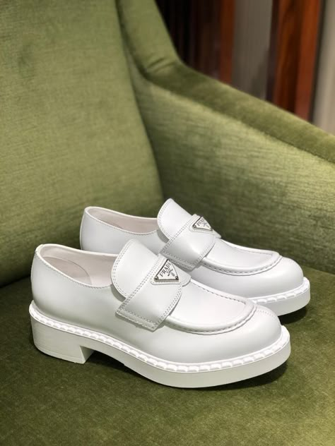 White coloured Prada shoes design Prada Loafers, White Loafers, Socks Shoes, Mens Fashion Classic, Mens Travel Bag, Trending Sneakers, Elegant Shoes, Fresh Kicks, School Fits