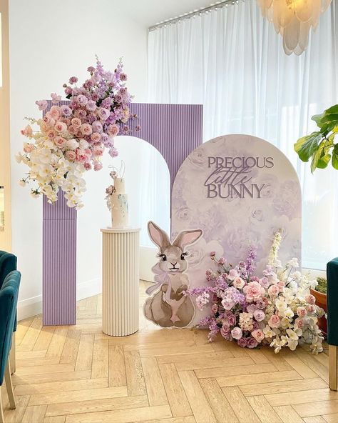 Spring Baby Shower Themes, Lila Party, Baby Birthday Decorations, Bunny Baby Shower, Spring Baby Shower, Birthday Party Theme Decorations, Bunny Birthday, Birthday Balloon Decorations, Theme Party Decorations