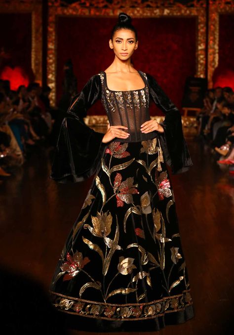 Black Wedding Lehenga, Online Wedding Dress Shopping, Indian Wedding Dresses, Velvet Dress Designs, Rohit Bal, Pakistani Wedding Outfits, Salwar Kamiz, Dresses Online Shopping, Pakistani Bridal Dresses