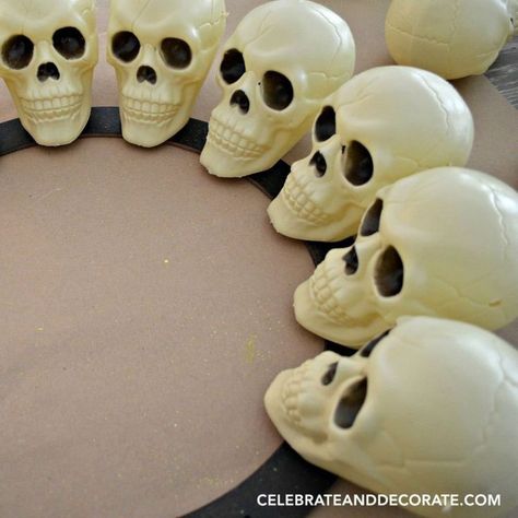 Spooky Halloween Crafts, Recycling Crafts, Diy Skulls, Skull Wreath, Skull Crafts, Halloween Spooktacular, Halloween Bows, Black Spray Paint, Halloween Crafts For Kids