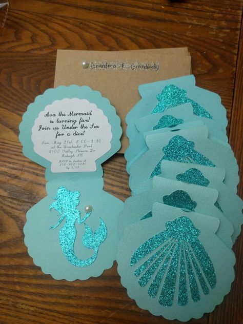 Sea shell invites for Anna's 5th birthday. -Justine 4de Verjaardag, Ariel Birthday Party, Ariel Party, Mermaid Birthday Party Decorations, Mermaid Theme Birthday Party, Ariel Birthday, Anniversaire Diy, Mermaid Invitations, Sea Birthday Party