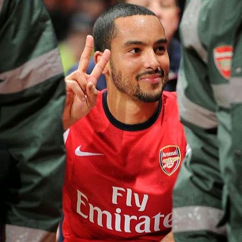 The Arsenal Channel : Theo keen to stay Victoria Concordia Crescit, Thierry Henry, Soccer Teams, Arsenal Football Club, Arsenal Football, Big Shoulders, Love Football, Football Pictures, Red Army