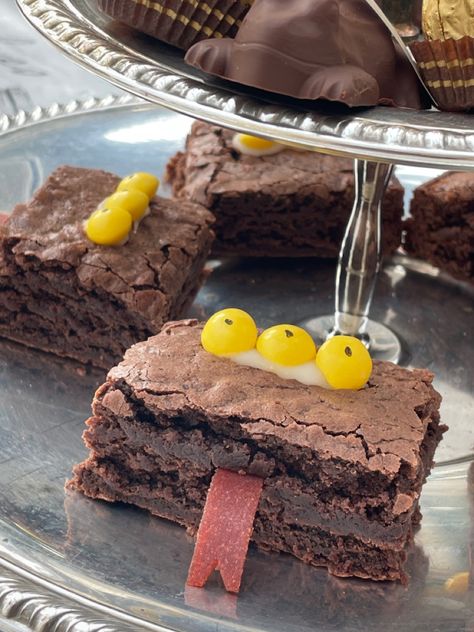 Griffindor Food Ideas, Harry Potter Brownie Ideas, Harry Potter Movie Food Ideas, Prisoner Of Azkaban Snacks, Harry Potty Food Ideas, Gryffindor Snack Ideas, Harry Potter Food Inspiration, Harry Potter Inspired Desserts, Harry Potter Recipes Easy