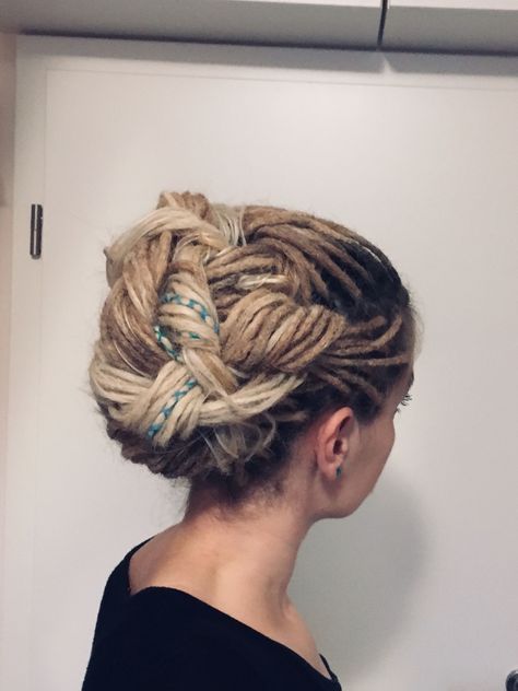 Hair Color Odyssey: Exploring New Frontiers of Pigmentation Dreadlock Bride Hairstyle, Elegant Dreadlocks Hairstyles, Bridal Dreadlock Hairstyles, Wedding Dreadlock Hairstyles, Dreadlock Updo Hairstyles, Dreadlock Updos, Dreadlock Updo, Dreadlocks Updo, Dreadlock Ideas