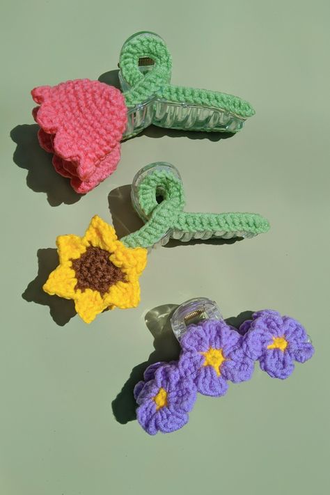 Crochet Spring Accessories, Crochet Hair Claw Clip, Crochet Claw Clip Pattern, Hairclip Crochet Ideas, Crochet Hair Claw, Crochet Claw Clip, Crochet Clips, Crochet Hair Clip, Hair Clamp