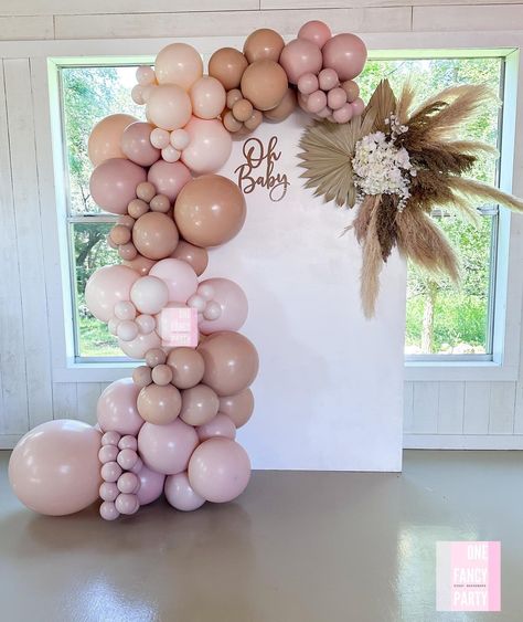 Simple Baby Shower Backdrop Girl, Balloon And Pampas Centerpiece, Balloon Centerpieces Baby Shower Girl, Boho Butterfly Baby Shower Ideas, Babtisim Girl Decor, Cute Baby Shower Ideas, Balloon Display, Elegant Baby Shower, Spring Baby Shower