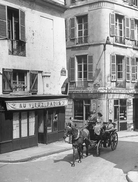 Paris en 10 photographies vintage | AD Magazine Paris History, Paris Black And White, Old Paris, Old Photography, Paris Cafe, Paris Photo, American Travel, Vintage Paris, Paris Street