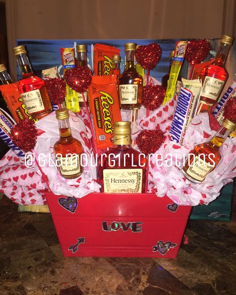 Hennessy bouquet Liquor Gift Baskets Diy, Alcohol Basket Ideas, Mini Bottle Bouquet, Birthday Baskets For Him, 21st Birthday Gift Basket, Liquor Gift Ideas, Beer Valentines, Liquor Baskets, Alcohol Basket