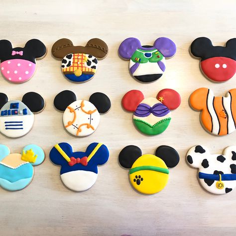 Disney Themed Cookies, Disney Birthday Cookies, Disney Cookies Decorated, Disney Sugar Cookies, Cake Disney Princess, Disney Baking, Disney Sweets, Disney Cupcakes, Disney Princess Castle