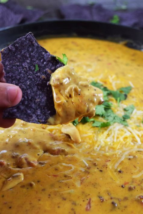 Skillet Beef Queso Dip Beef Queso Dip, App Dips, Skillet Queso, Chili Queso, Easy Slow Cooker Meatballs, Cast Iron Skillet Cooking, Beef Dip, Cheddar Burger, Crock Pot Dips