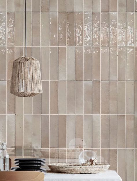 Kit Kat Tile Splashback, Pearlescent Tiles Kitchen, Kitchen Splashback Tiles Patterns, Bathroom Tiles Neutral, Tiled Kitchen Splashback, Small Kitchen Tiles Ideas, Beige Kitchen Tiles, Backsplash Powder Room, Tiled Splashback Kitchen