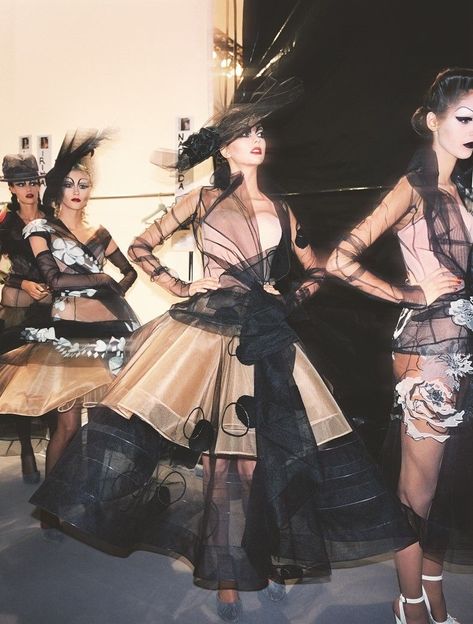 Galliano Dior, Models Backstage, Runway Fashion Couture, Runway Outfits, Christian Dior Haute Couture, Dior Haute Couture, Dior Couture, Couture Runway, John Galliano