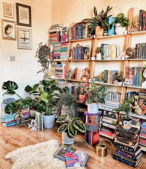 Small Home Library, Bohemian Style Interior Design, Books And Plants, Books And Cats, Library Bookshelf, Green Apartment, Decor Books, Plant Book, Bookshelf Styling